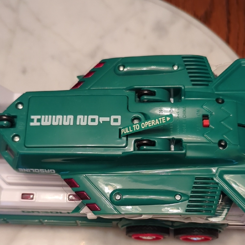 2010 Hess Toy Truck and Jet - Green and White - Picture 15 of 17